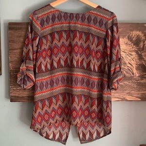 Flowy geometric print top sz s back split hem,scoopneck 3/4 sleeve metal buttons